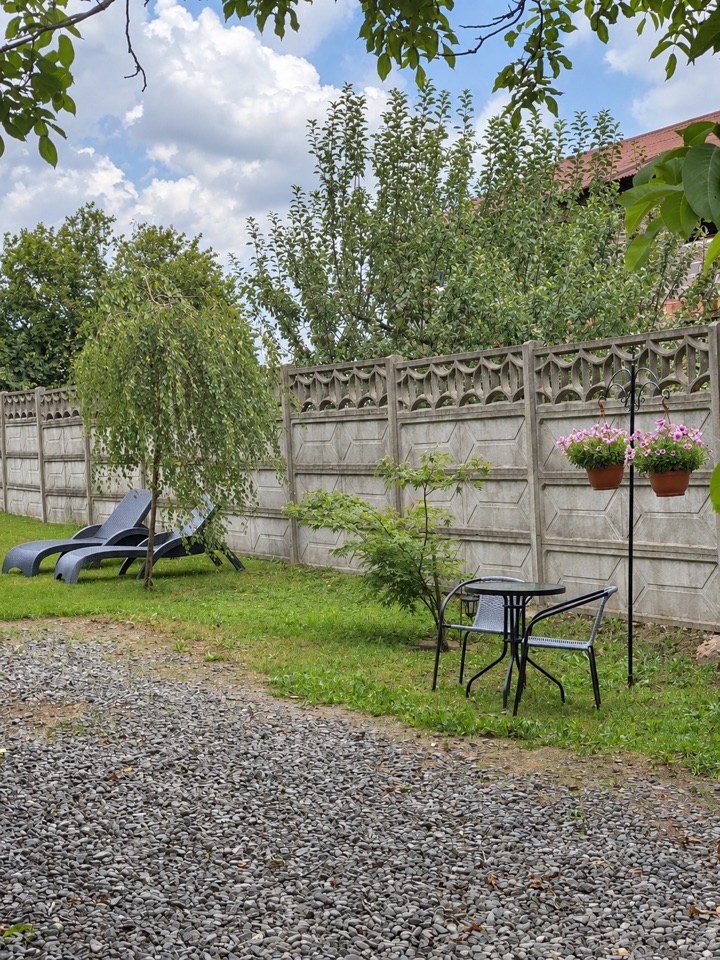 Ogród ze stolikiem i leżakami