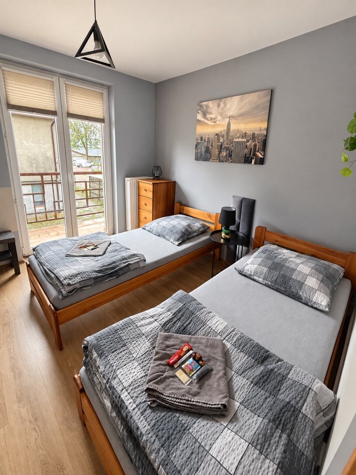 Pokój 1 · 2 łóżka — wyjście na balkon